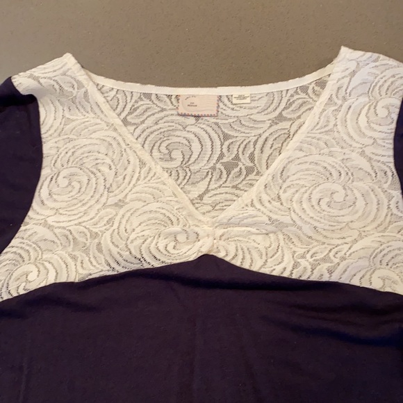 Feminine top with Lace top detail. - Picture 2 of 5